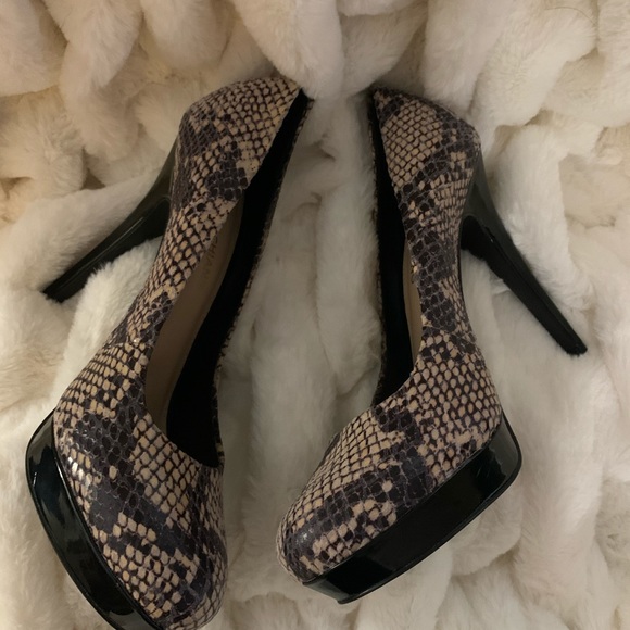 Arturo Chiang Snake Print platform heels. - Picture 3 of 3
